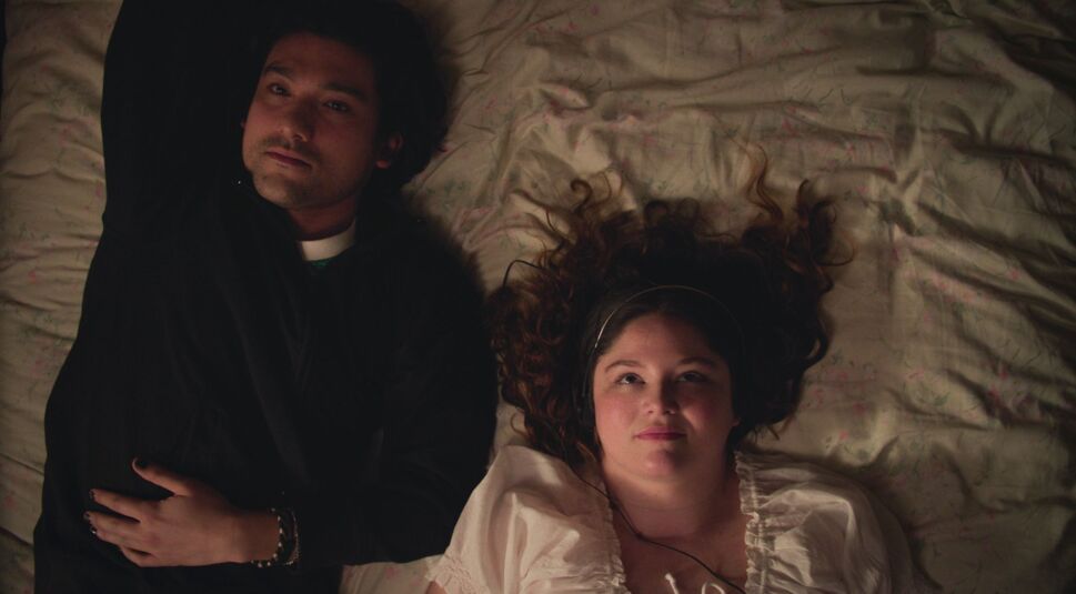 Meg Stalter und Will Sharpe in Too Much