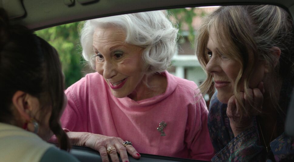 Rita Wilson und Rhea Perlman in Too Much