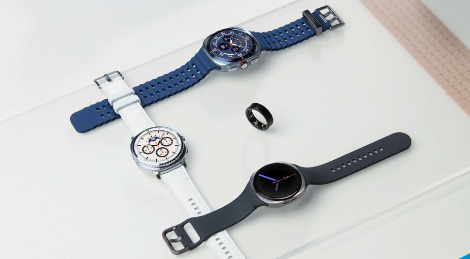 Die Galaxy Watch8, Watch8 Classic und Watch Ultra (2025) liegen auf einer weißen Oberfläche.