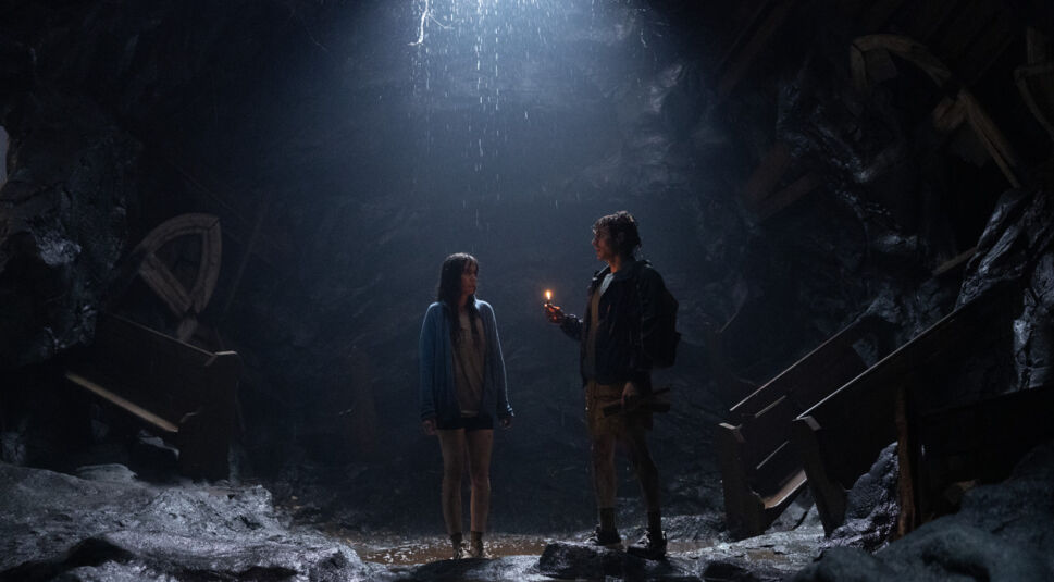 Allison Brie und Dave Franco in Togehter: Eine junge Frau und ein junger Mann stehen in einer dunklen Höhle, die durch ein Loch über ihnen mit Licht geflutet wird.