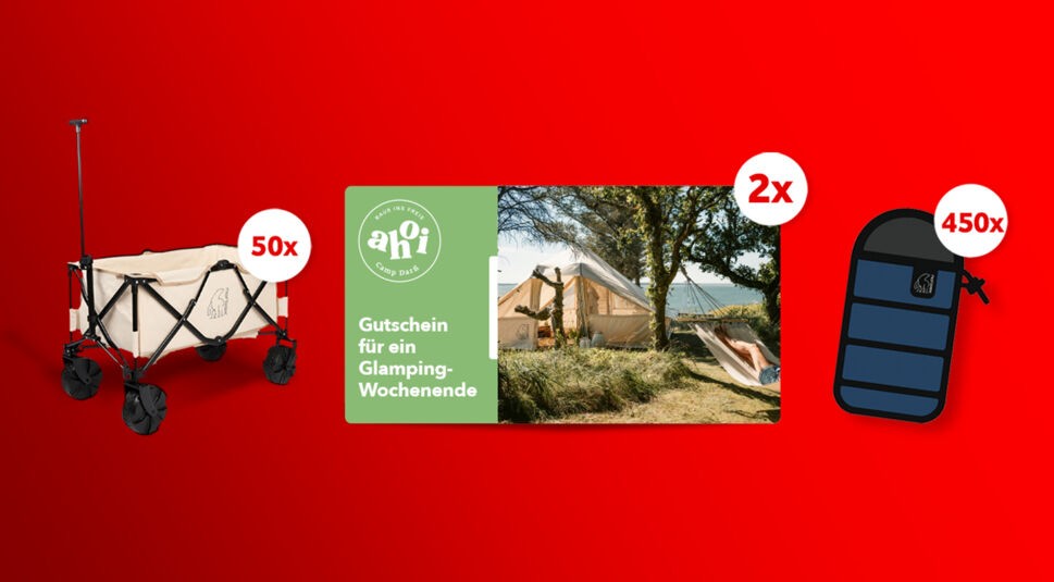 Das Bild zur GO Real Life-Kampagne zeigt drei Gewinne vor rotem Hintergrund: einen faltbaren Bollerwagen von Nordisk (50x), einen Gutschein für ein Glamping-Wochenende im Ahoi Camp Darß (2x) und eine gepolsterte blaue Handyhülle von Nordisk (450x). Die Szene vermittelt Outdoor-Lifestyle und hochwertige Ausstattung.