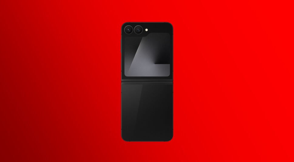 Das Samsung Galaxy Z Flip 7 FEist komplett ausgeklappt und vor rotem Hintergrund zu sehen.