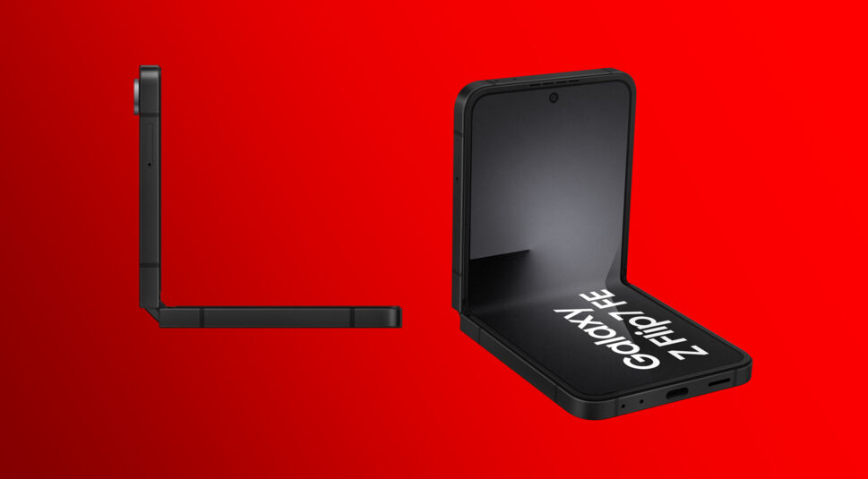 Das Samsung Galaxy Z Flip 7 FE aufgeklappt in zwei Versionen vor rotem Hintergrund.