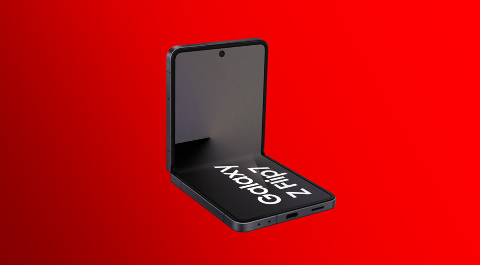 Das Samsung Galaxy Z Flip7 halb zugeklappt im Stand vor einem roten Hintergrund.