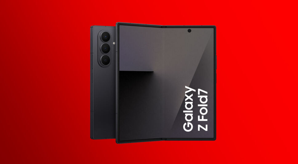 Zu sehen ist das Samsung Galaxy Z Fold7 als eines von drei neuen Foldables. Es steht aufgeklappt vor rotem Hintergrund.