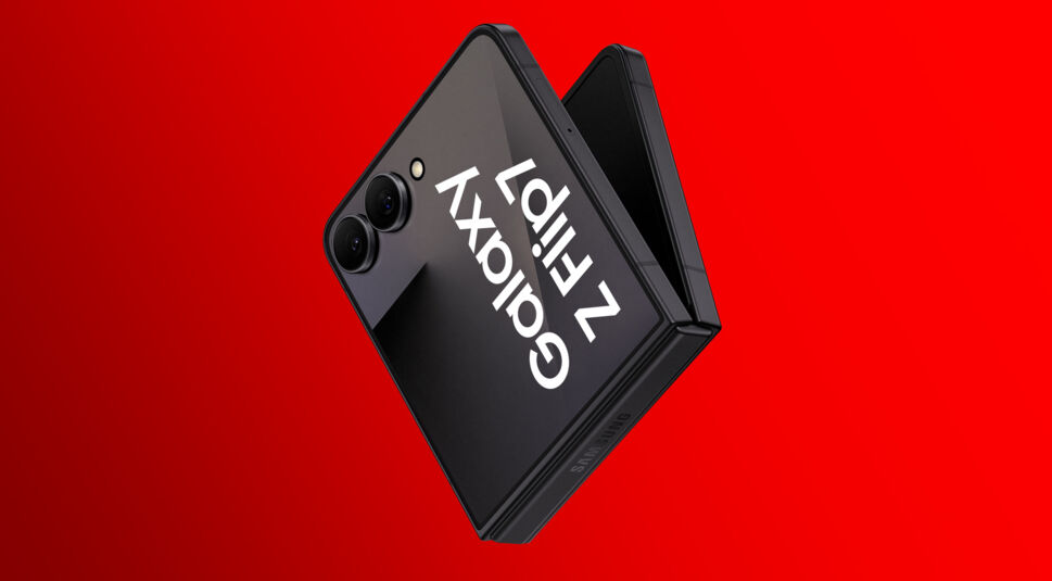 Das Bild zeigt das neue Samsung Galaxy Z Flip7. Es ist gerade dabei, zuzuklappen und ist vor einem roten Hintergrund zu sehen.