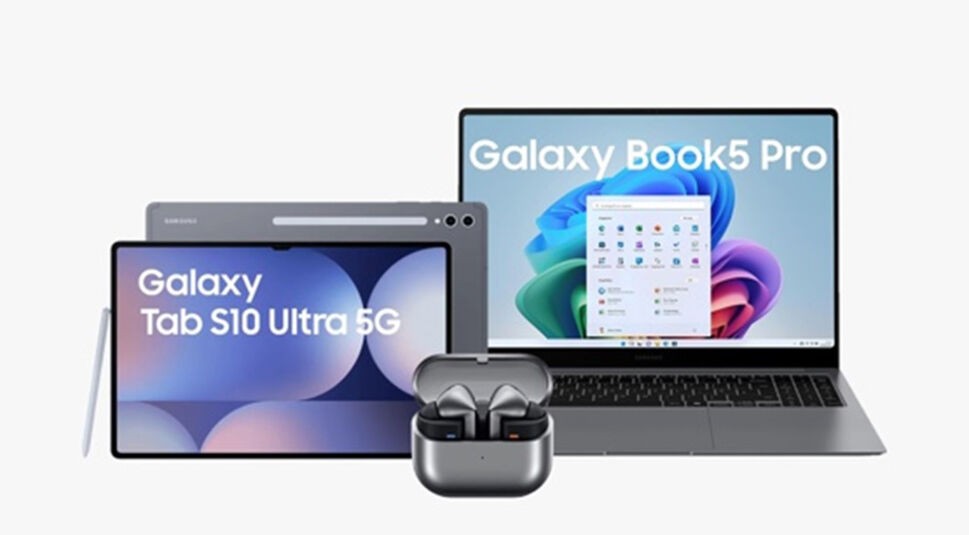 Auf dem Bild zu den Samsung Neuheiten sind drei neue Geräte zu sehen: Links das Galaxy Tab S10 Ultra mit 256 GB in der Farbe Moonstone Gray samt S Pen, daneben das Galaxy Book5 Pro mit 512 GB und 14-Zoll-Display, im Vordergrund die silbernen Buds 3 Pro in einem offenen Ladecase. Alle Geräte sind elegant arrangiert vor hellem Hintergrund.