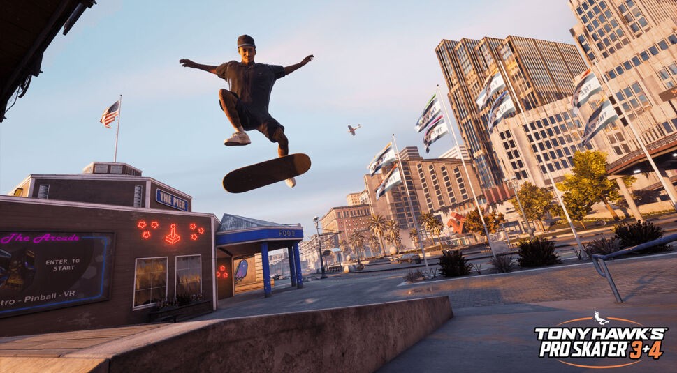 Auf dem Bild in dem Artikel zu den Tony Hawk’s Pro Skater 3 + 4 Tipps zeigt ein Skater einen Trick. Im Hintergrund sind moderne Gebäude, wehende Banner und Palmen zu sehen. 