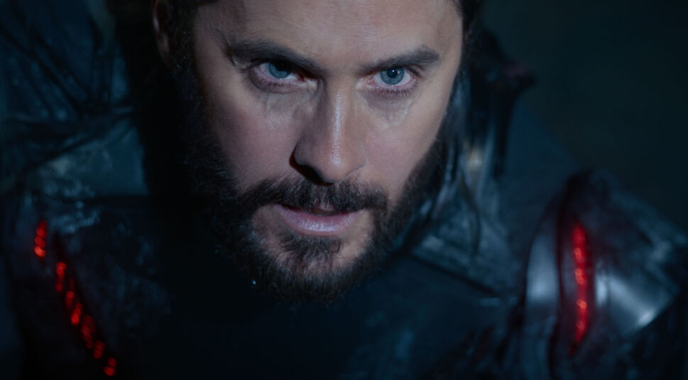 In dieser Nahaufnahme aus dem Film Tron: Ares ist Jared Leto als Ares zu sehen.