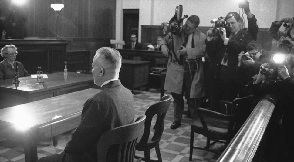 Ed Gein sitzt allein am Tisch der Verteidigung bei seiner Gerichtsverhandlung im Jahr 1968.