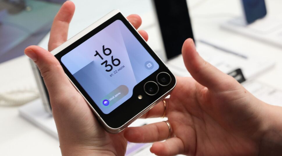 Eine Person hält das zugeklappte Galaxy Z Flip7 in den Händen.