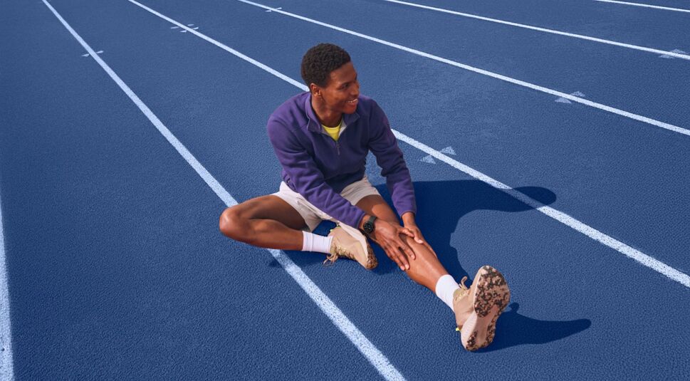 Mann sitzt auf dem Boden und trägt eine Pixel Watch 4.