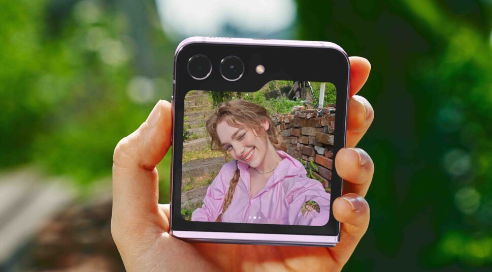  Dank Echtzeit-Vorschau auf dem Frontdisplay ist das Galaxy Z Flip5 ideal zur Aufnahme von Selfies.