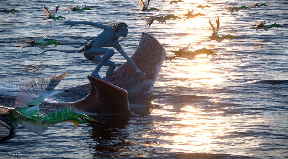 In dieser Szene aus den Avatar-Filmen, konkret aus Avatar: Fire and Ash, reitet Jake Sully auf einer großen meeresähnlichen Kreatur durch das offene Wasser. Um ihn herum fliegen bunte geflügelte Wesen im Sonnenlicht. Die Atmosphäre ist dynamisch und abenteuerlich, während das Wasser golden schimmert.