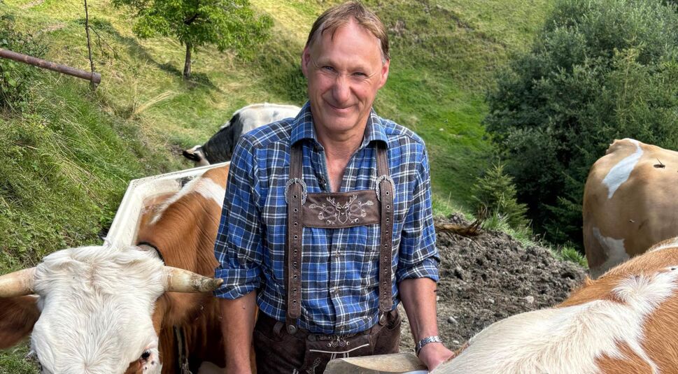 Auf dem Bild zu Bauer sucht Frau International 2026 ist ein Landwirt in Lederhose und kariertem Hemd zu sehen.