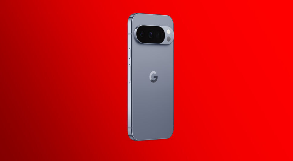 Das Bild zeigt ein schwebend inszeniertes Google Pixel 10 Pro aus der Google Pixel 10-Reihe in der Farbe Moonstone (Grau) vor einem kräftigen roten Hintergrund. Die Rückseite mit Kameraeinheit, drei Linsen, LED-Blitz und mattem Gehäuse mit „G“-Logo steht im Fokus. Die Aluminiumrahmen wirken kantig und hochwertig.