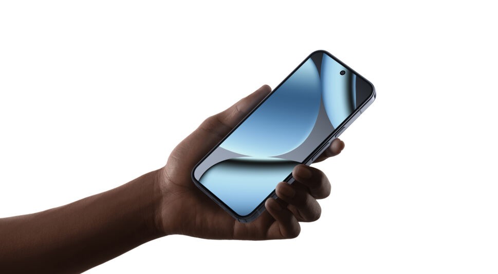 Auf dem Bild ist das Google Pixel 10 Pro XL aus der Google Pixel 10-Reihe in einer Hand zu sehen. Gezeigt wird die Vorderseite mit dem großen, randlosen Display und zentraler Frontkamera. Das Display zeigt ein abstraktes bläuliches Hintergrundbild. Das Smartphone wirkt hochwertig und elegant in seiner Verarbeitung.