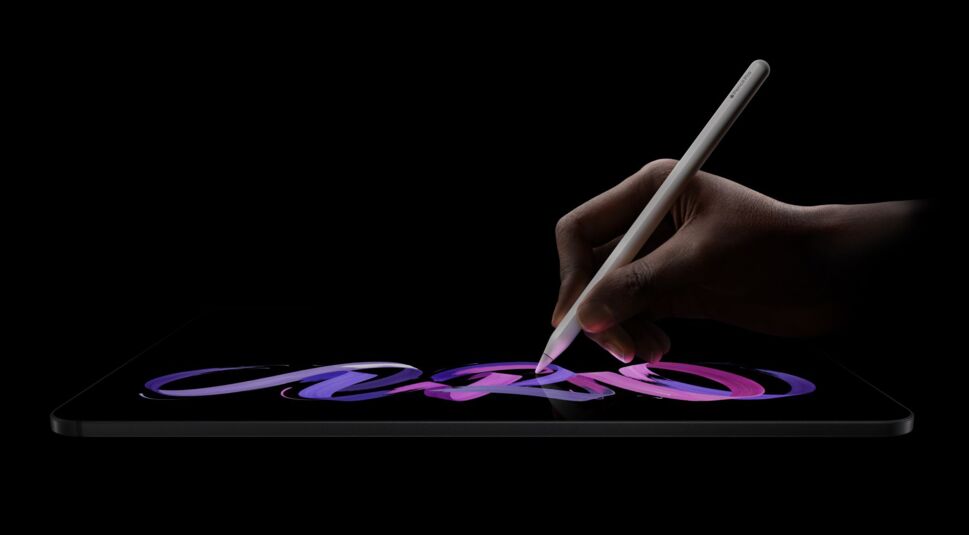 Hand malt mit Apple Pencil Pro auf dem Display des Tablets iPad Pro 2025