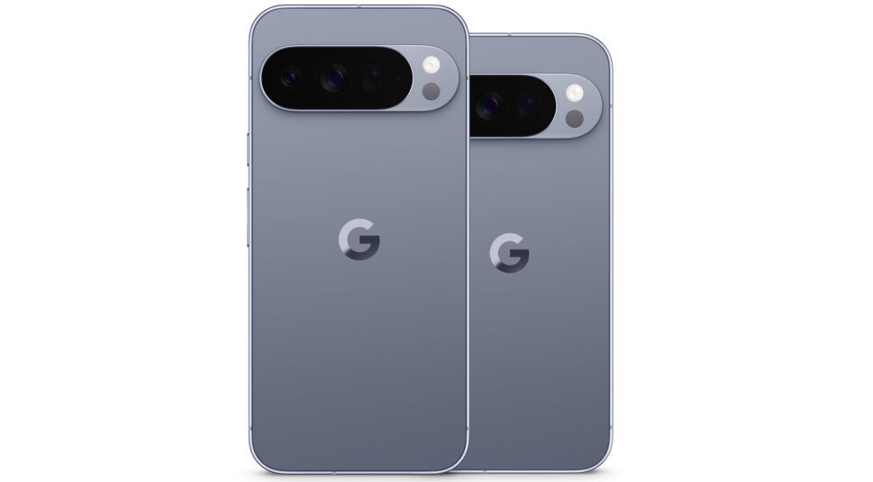 Auf dem Bild sind zwei Geräte aus der Google Pixel 10-Reihe zu sehen: links das größere Google Pixel 10 Pro XL, rechts daneben das Google Pixel 10 Pro – beide in der Farbe Moonstone (Grau). Die Rückseiten zeigen das Kamera-Element mit drei Linsen, Blitz und einem schlichten „G“-Logo auf mattem Gehäuse.