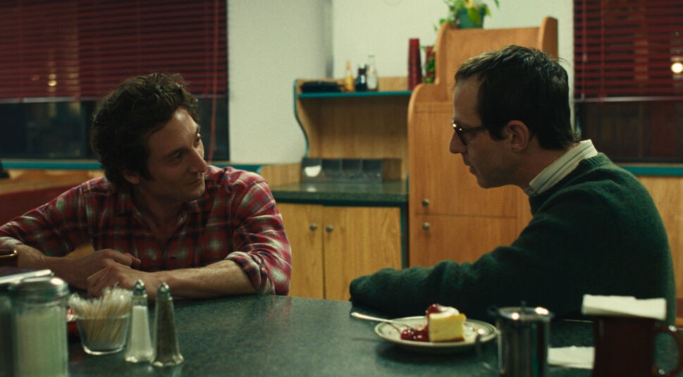 In dieser Szene aus Springsteen: Deliver Me From Nowhere sitzen Jeremy Allen White als Bruce Springsteen und Jeremy Strong als Jon Landau in einem schlichten Diner.