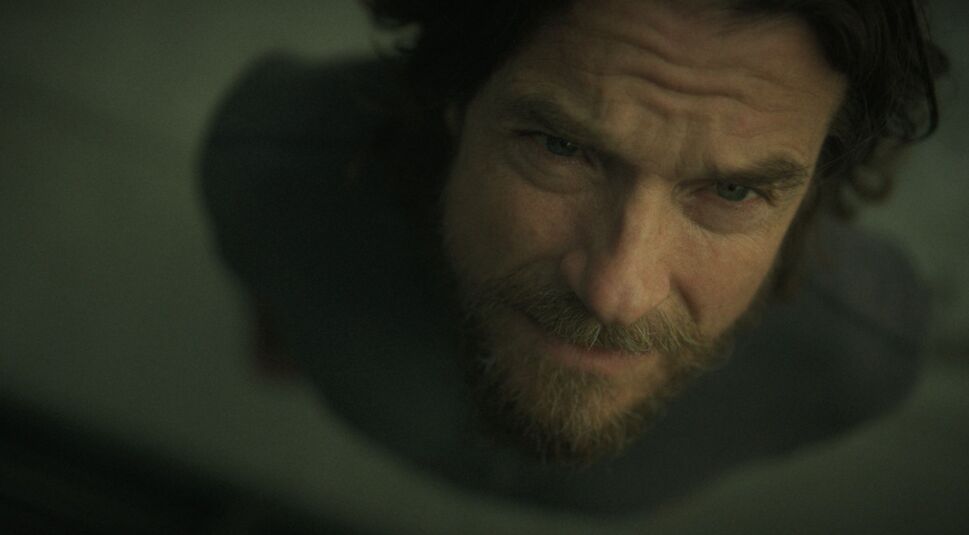 Vince schaut mit düsterem Blick gen Himmel.