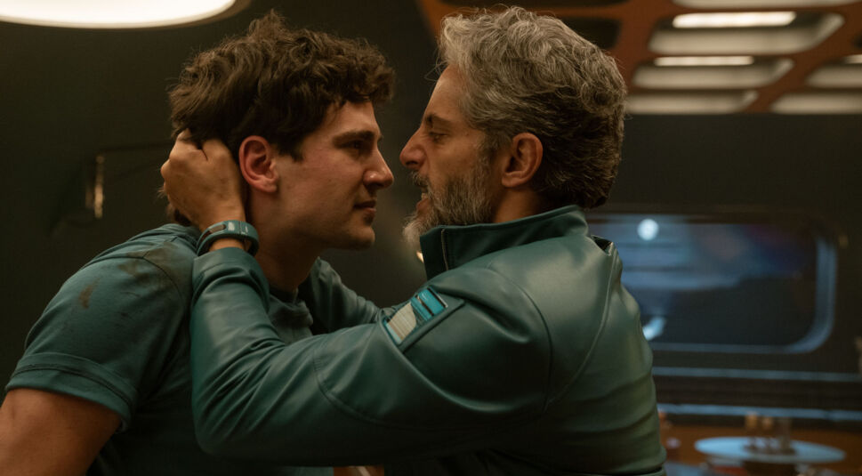 Max und Guillermo schauen sich aus wenigen Millimetern Entfernung in die Augen.