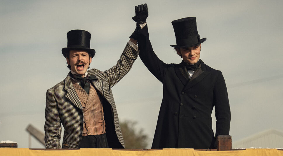 Anthony Boyle und Louis Partridge in House of Guinness