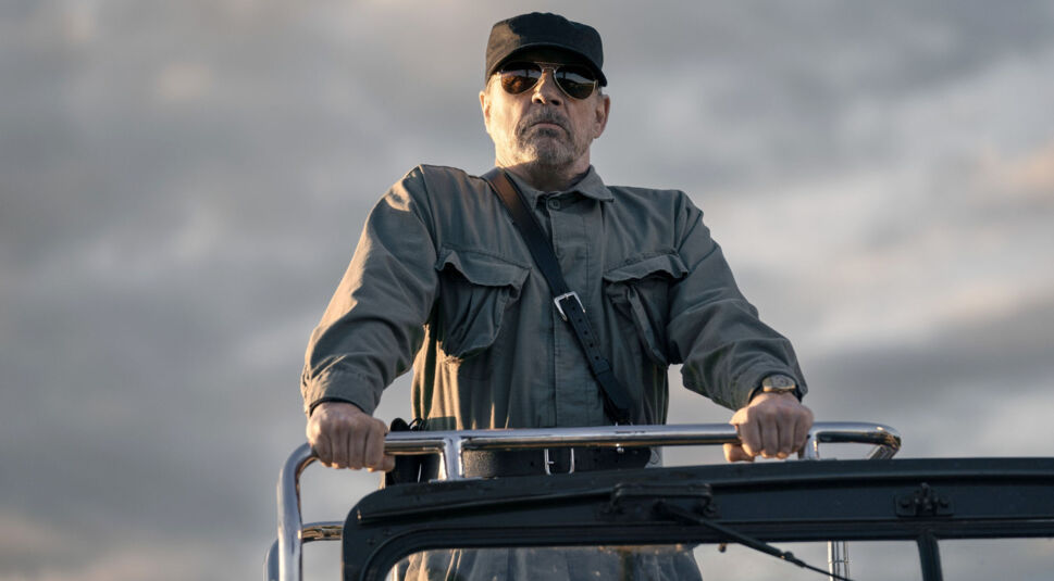 Der Major (Mark Hamill) steht auf einem Militarfahrzeug.