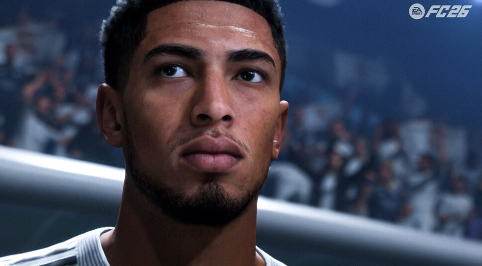 Auf diesem Screenshot aus EA FC 26 ist der englische Fußballspieler Jude Bellingham in einer fotorealistischen Darstellung zu sehen. Er blickt fokussiert nach oben, im Hintergrund jubelt unscharf das Stadionpublikum. Das Bild symbolisiert seinen hohen Rang unter den besten EA FC 26-Spieler:innen und fängt eine konzentrierte, professionelle Spielatmosphäre ein.