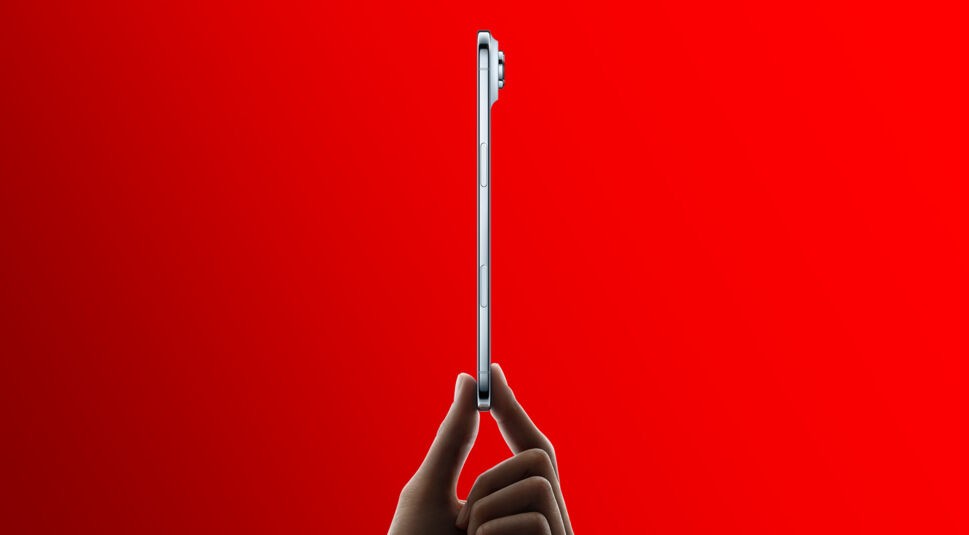 Auf dem Bild in dem Artikel zur neuen iPhone 17-Serie ist das iPhone 17 Air im Profil zu sehen, gehalten von zwei Fingern.