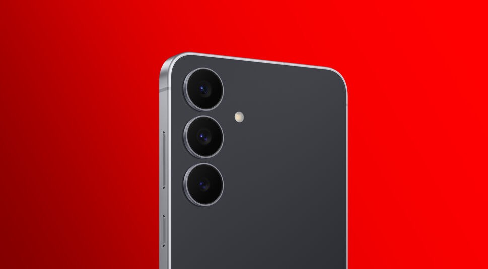 Auf dem Bild ist die Rückseite des Samsung Galaxy S25 FE in der Farbe Schwarz im Detail zu sehen. Drei Kameralinsen sind vertikal angeordnet, begleitet von einem Blitz.