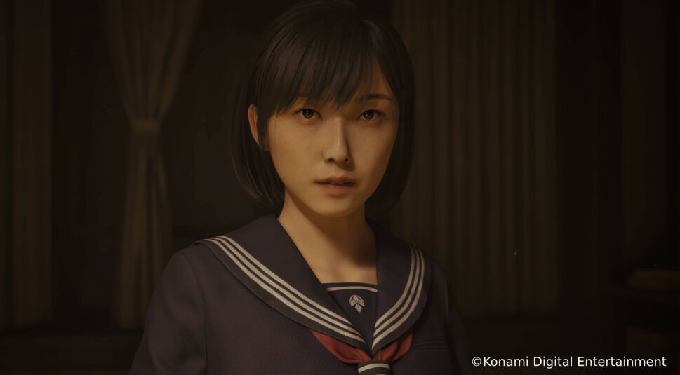 Auf dem Bild in dem Artikel zum Silent Hill f-Test ist ein Nahporträt eines Mädchens in Uniform zu sehen, das ernst und nachdenklich in die Kamera blickt.