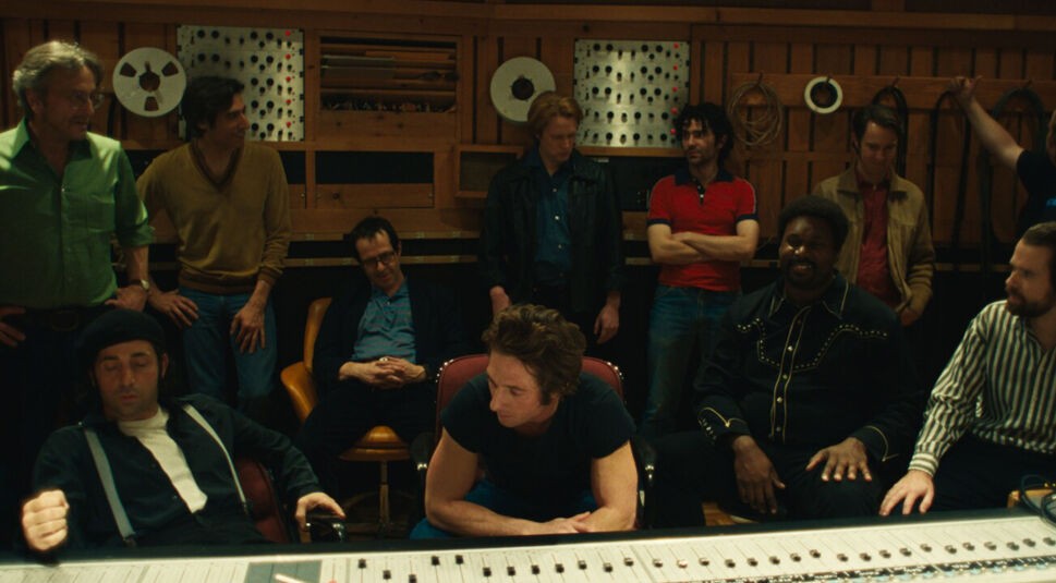 Jeremy Allen White in „Springsteen: Deliver Me From Nowhere”: Mehrere Männer sitzen und stehen vor einem Mischpult in einem Tonstudio und hören sich eine Aufnahme an.