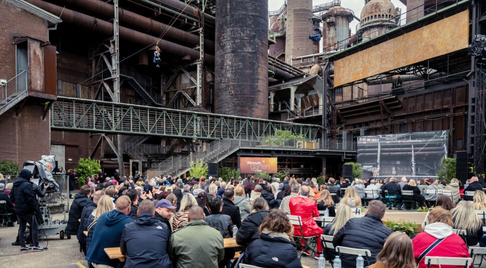 "ZDF-Fernsehgarten on tour": Totale der Location mit Publikum.
