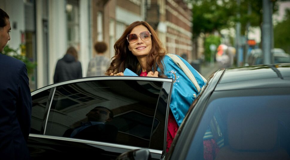 Famke Janssen steigt in einer Szene von "Amsterdam Empire" in ein Auto.