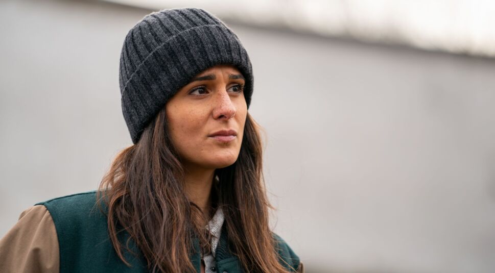 Aybi Era grübelt als Mavi Neumann über einen Fall.