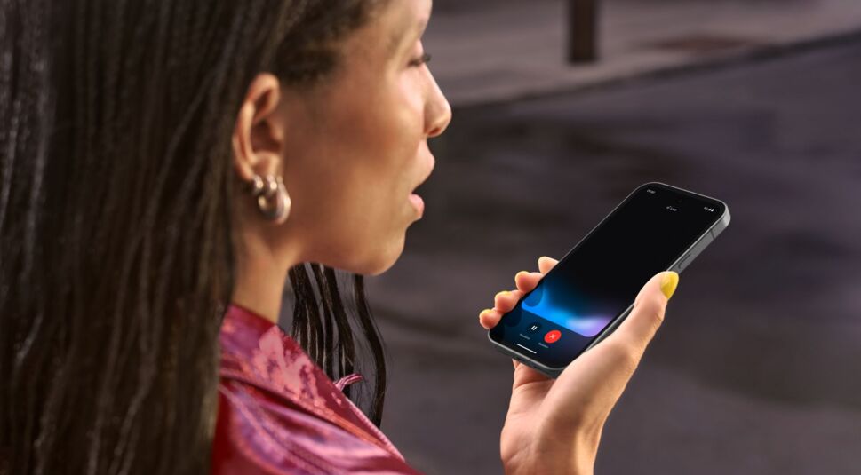 Frau spricht in ihr Google-Smartphone