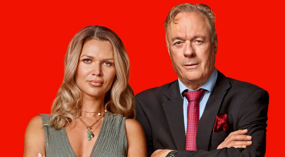 Auf dem Bild zu Die Abrechnung bei ProSieben steht ein Duo: Links steht eine Frau mit blondem Haar, rechts ein Mann im schwarzen Anzug mit roter Krawatte.