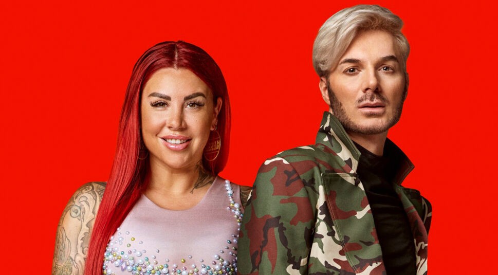 Dieses Bild zur Show Die Abrechnung bei ProSieben zeigt zwei Personen. Links steht eine Frau mit langen roten Haaren. Rechts steht ein Mann mit blonder Frisur.