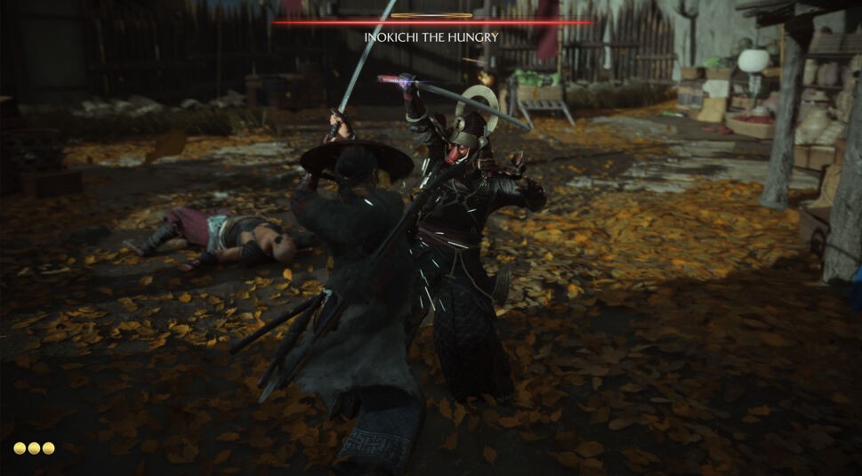 Im Spiel Ghost of Yotei kämpft Protagonistin Atsu in einem dramatischen Duell gegen den Gegner Inokichi the Hungry. Die Szene spielt sich auf einem mit Herbstlaub bedeckten Platz ab, während ein besiegter Feind am Boden liegt. Für diesen intensiven Kampf liefert die Szene perfekte Anknüpfungspunkte für Ghost of Yotei-Tipps.