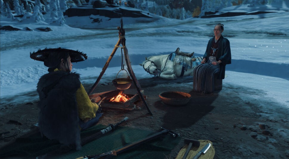 In einer verschneiten Landschaft aus Ghost of Yotei sitzt die Protagonistin Atsu an einem wärmenden Lagerfeuer gegenüber einem älteren Mann im Kimono. Zwischen ihnen hängt ein Topf über dem Feuer, im Hintergrund liegt ein weißes Pferd. Diese ruhige Szene zeigt die erzählerische Tiefe des Spiels und inspiriert zu nützlichen Ghost of Yotei-Tipps.