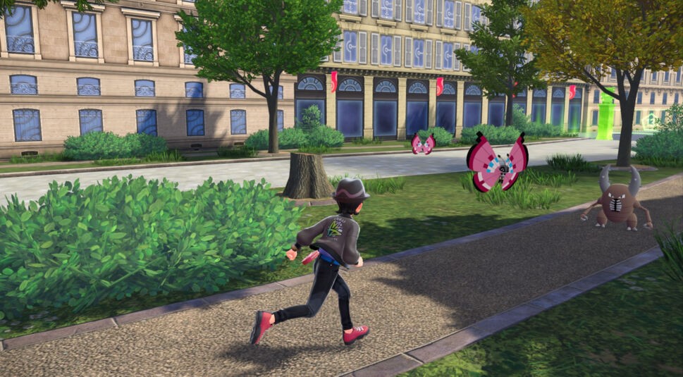 Auf dem Bild in dem Artikel zum „Pokémon-Legenden: Z-A“-Test läuft ein Trainer durch einen Stadtpark, während sich ein Pokémon in seiner Nähe befinden.