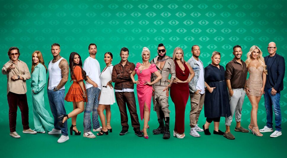 Auf diesem offiziellen Gruppenbild zu Promi Big Brother 2025 sind die diesjährigen Teilnehmer:innen vor grünem Hintergrund mit dem ikonischen Auge-Logo zu sehen. Mit dabei sind Satansbratan, Doreen Dietel, Paco Herb, Pinar Sevim, Jimi Blue Ochsenknecht, Christina Dimitriou, Achim Petry, Désirée Nick, Harald Glööckler, Sarah-Jane Wollny, Andrej Mangold, Karina2you, Marc Terenzi, Laura Blond und Michael Naseband.