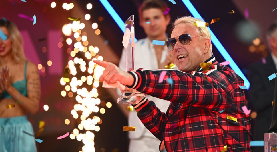  Konfetti und goldene Funken: Rainer Gottwald lässt sich nach seinem Sieg feiern.