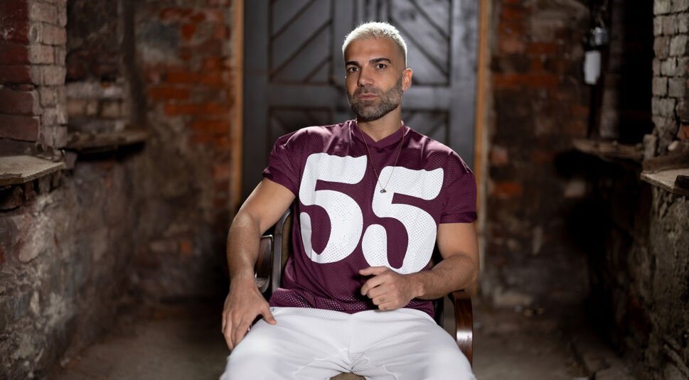 Auf dem Bild zu „Das große Promi-Büßen“ 2025 sitzt Rafi Rachek in lässiger Pose auf einem Stuhl.