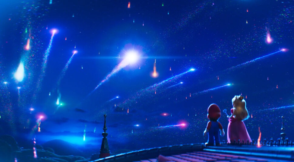 In dieser Szene aus Der Super Mario Galaxy Film stehen Mario, gesprochen von Chris Pratt, und Peach, gesprochen von Anya Taylor-Joy, auf einem Dach und blicken in einen funkelnden Nachthimmel voller bunter Sternschnuppen. Die leuchtenden Spuren am Himmel erzeugen eine magische, hoffnungsvolle Stimmung, während beide Figuren ruhig und staunend verweilen.