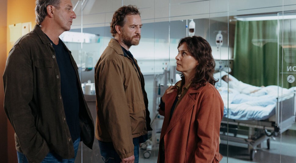 Dr. Martin Gruber (Hans Sigl) überbringt Clara Meindl (Kathrin von Steinburg) und Jakob Meindl (Tom Radisch) eine tragische Diagnose ihrer beiden Kinder.