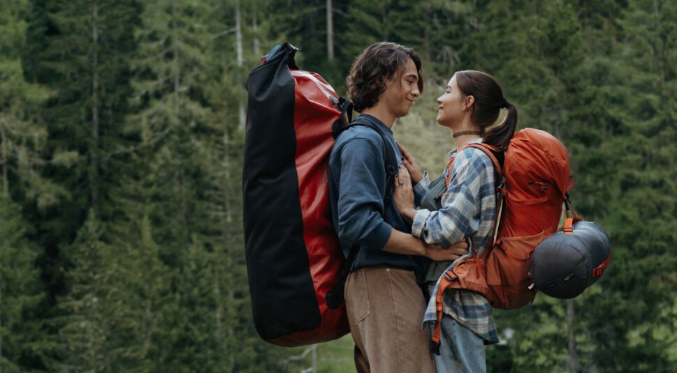 Mia und Leon halten sich im Arm und schauen sich tief in die Augen.