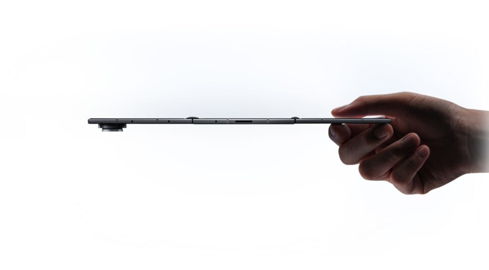 Hand hält das Galaxy Z TriFold in aufgeklapptem Zustand