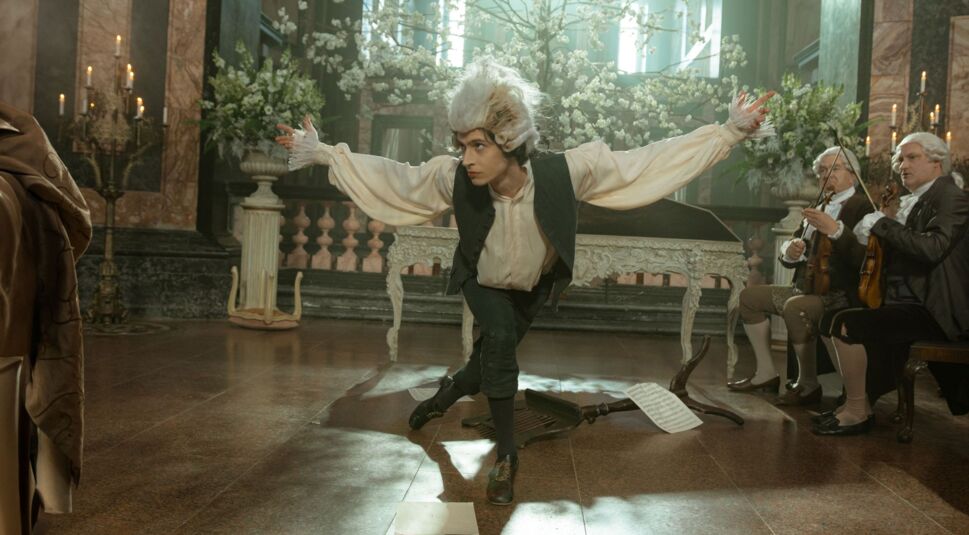 Eren M. Güvercin als Amadeus Mozart verbeugt sich vor seinem Publikum in "Mozart/Mozart".